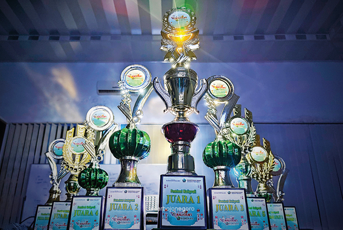MENANTI JAWARA: Piala yang akan diberikan kepada para juara Festival Kaligrafi Piala Kepala Kemenag Bojonegoro. Ada 61 siswa RA yang masuk babak final hari ini. (Nurcholish,rbjn)