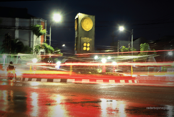 JELANG KEMARAU: Aktivitas pengendara motor melintas Bundaran Adipura. Saat ini fenomena suhu dingin. (M. ARIF YANTO/RDR.BJN)