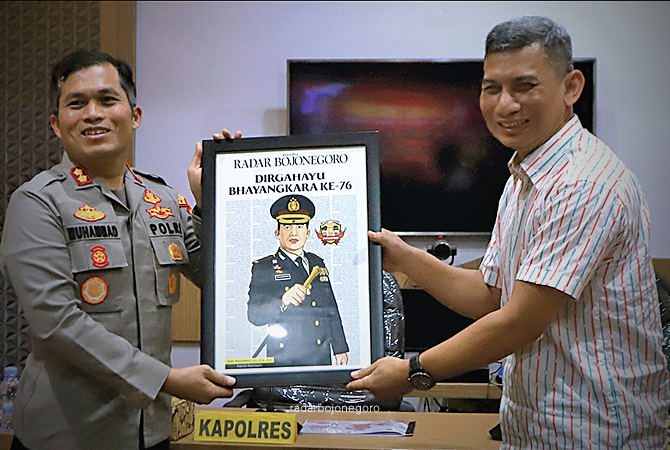 SINERGI: GM Radar Bojonegoro Bachtiar Febrianto menyerahkan cinderamata kepada Kapolres AKBP Muhammad kemarin. (M.IRVAN RAMADHON/RDR.BJN)