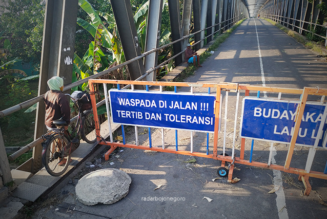 MASIH DITUTUP: Kondisi Jembatan Glendeng yang masih belum bisa dilewati kendaran karena kondisinya yang masih mengkhawatirkan. (Nurcholish,rbjn)