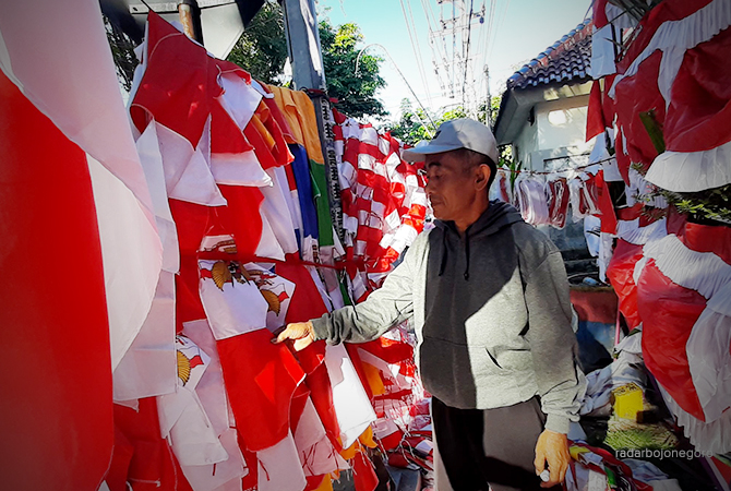 MANFAATKAN MOMEN: Penjual pernak pernik Agustusan di pinggir jalan protokol Lamongan. (M. GAMAL A/RDR.LMG)