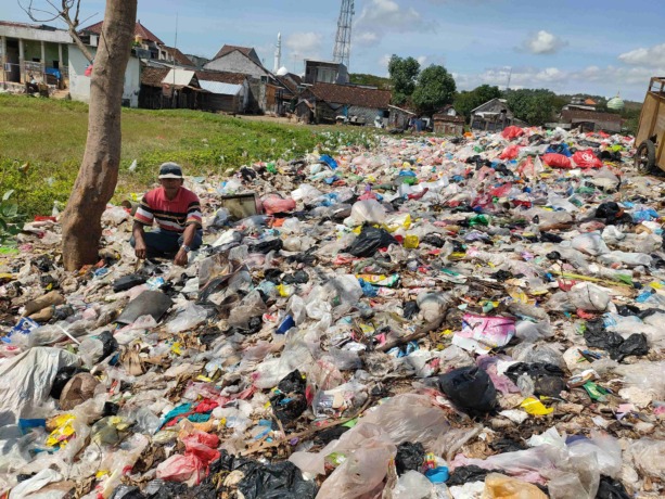 USULKAN ADA TEMBOK PAGAR: Kondisi TPS Brondong yang belum ada pagar temboknya. (AHMAD ASIF ALAFI/RDR.LMG)