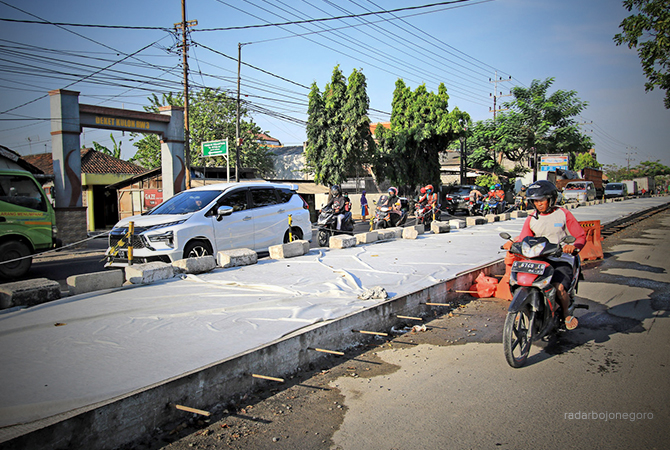 MASIH LAMA: Pengerjaan perbaikan jalan di wilayah Kecamatan Deket sering menimbulkan kemacetan. (ANJAR DWI P/RDR.LMG)