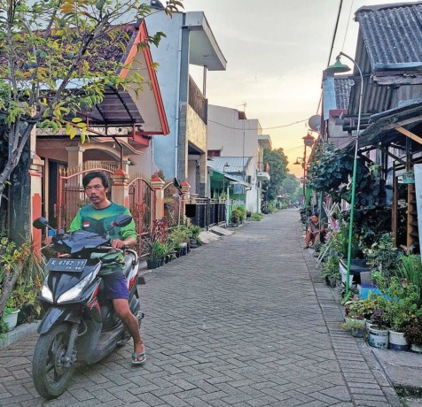 PADAT PENDUDUK: Aktivitas warga di salah satu gang permukiman warga di Kelurahan Cepu. Kampung dengan padat permukiman. (LUKMAN HAKIM/RDR.BJN)