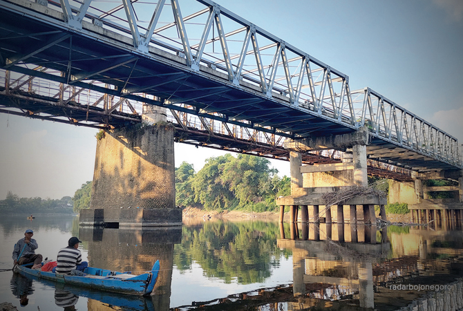 TIDAK JERNIH LAGI: Air di bawah Jembatan Cepu ini terlihat hitam kemerahan. Saat kemarau rentan pencemaran. (Lukman Hakim/RDR.BLORA)