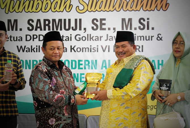 KUNJUNGAN: Pengasuh Ponpes Al-Fatimah Dr.KH. Tamam Syaifuddin, M.Si bersama Ketua DPD Golkar Jatim Sarmuji. (Istimewa For RDR.BJN)