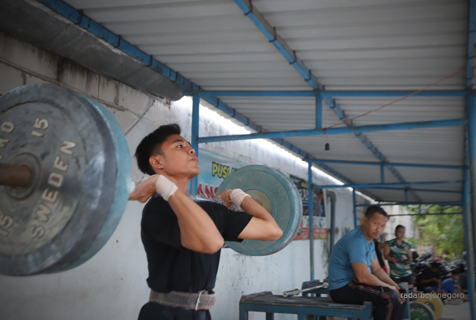 TEGAR: Fajar tampak kuat. Atlet muda Bojonegoro ini disiplin latihan meski sarpras minimalis. (IRVAN RAMADHAN/RDR.BJN)