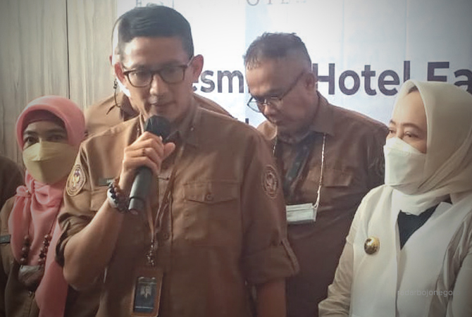 BERBAGI TUGAS: Bupati Anna Mu’awanah dan Sandiaga Uno menemui pelaku ekonomi kreatif di Hotel Eastern. (IRVAN RAMADHON-IVAN DWI/RDR.BJN)