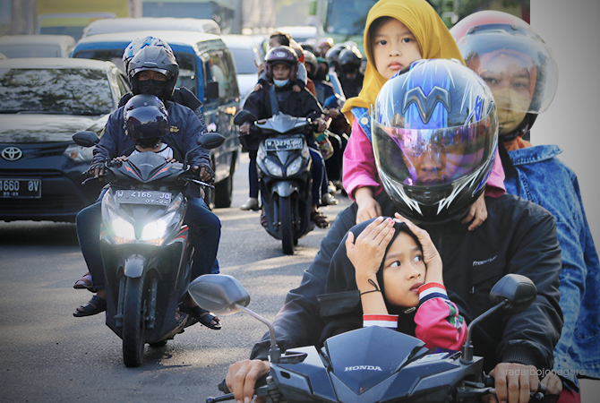 KEMBALI BEKERJA: Kepadatan arus lalin di jalan nasional mulai terasa kemarin sore (10/7), yang puncaknya diprediksi pada pagi ini (11/7). (ANJAR DWI PRADIPTA/RDR.LMG)