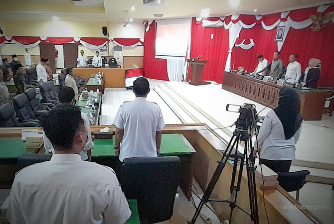 BAHAS KINERJA: Anggota DPRD bersama pejabat pemkab saat membahas LPj APBD 2021 kemarin. Banggar meminta tambahan waktu. (BHAGAS DANI PURWOKO/RDR.BJN)