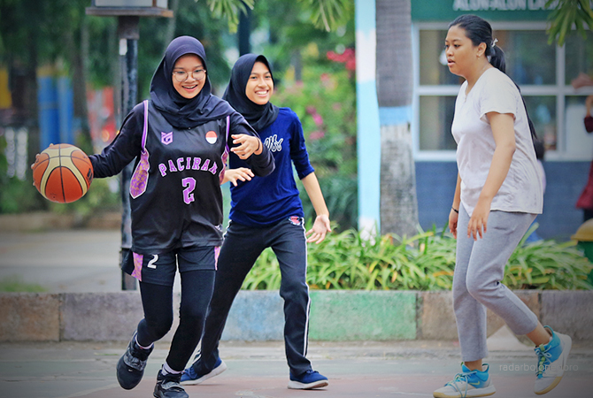 DIUSULKAN REHAB: Perbaikan lapangan basket di Alun-Alun Lamongan masih menunggu proses perubahan anggaran keuangan (PAK). (ANJAR DWI PRADIPTA/RDR.LMG)