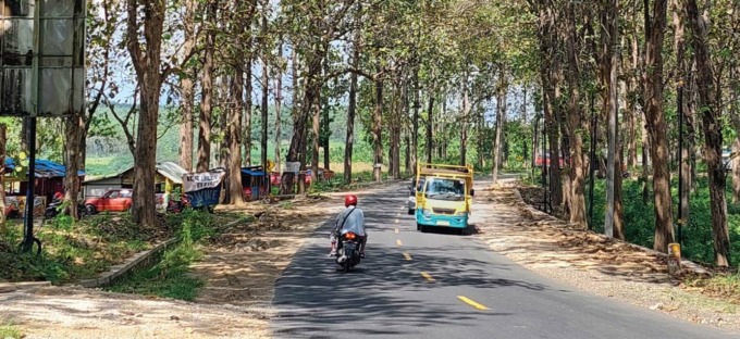 REST AREA DADAKAN: Warung-warung di Hutan Cabak terasa teduh dengan pohon jati yang rindang. (LUKMAN HAKIM/RDR.BJN)