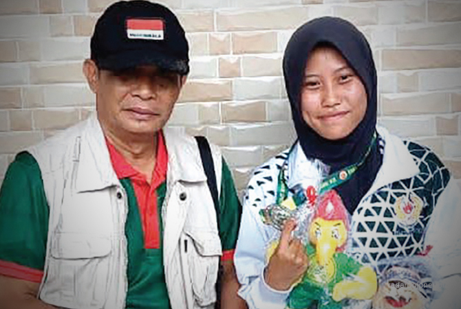 SEMPAT PINGSAN: Lutfi Nurul Fadhilah bersama Ketua Koni Bojonegoro. Sempat pingsan saat sampai di garis finis. (Istimewa For RDR.BJN)