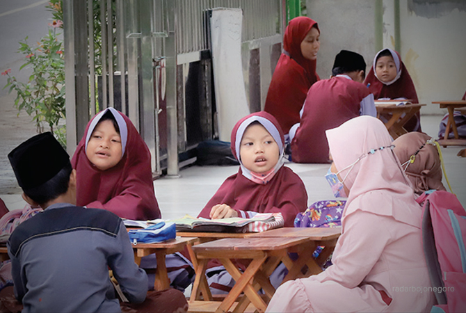 LEMBAGA KEAGAMAAN: Beberapa santri lembaga diniyah di kawasan perkotaan belajar agama. Saat ini lebih seribu lembaga ajukan BPPDGS untuk operasional. (Dokumentasi RDR.BJN)