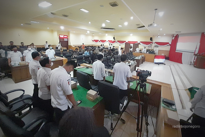 TUGAS: Anggota DPRD saat paripurna di DPRD. Pemkab kembali usulkan raperda baru. (Bhagas dani Purwoko/RDR.BJN)