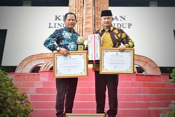 BERSINERGI: Ketua DPRD Lamongan H. Abdul Ghofur bersama Bupati Lamongan Yuhronur Efendi saat menerima penghargaan dari Kementerian Lingkungan Hidup. (Istimewa For RDR.LMG)