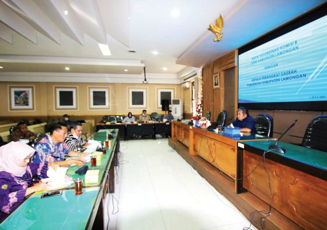 MEMINTA KEJELASAN: Komisi B DPRD Lamongan menggelar hearing dengan sejumlah OPD, guna mempertanyakan penyaluran BLT DBH CHT. (ANJAR DWI PRADIPTA/RDR.LMG)