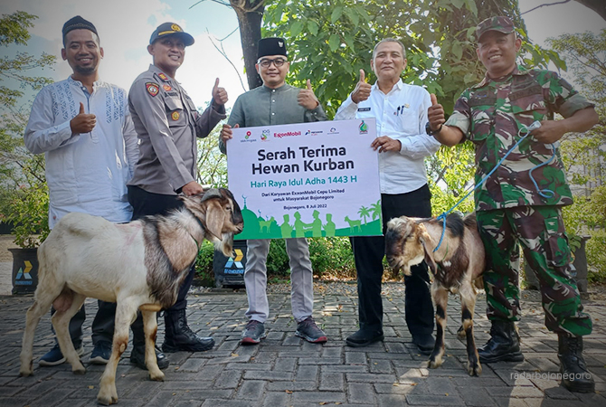 BERBAGI: External Affairs Manager EMCL Ichwan Arifin menyerahkan hewan kurban kepada Camat Aunur Rofiq. (Istimewa For RDR.BJN)