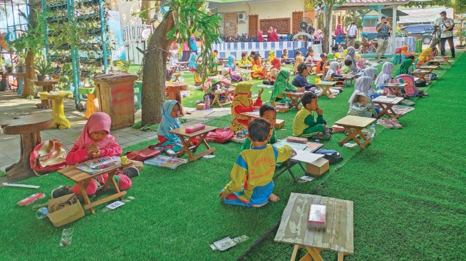 DIKONSEP OUTDOOR: Anak anak peserta grand final saat mewarnai kaligrafi. Grand final dikemas di luar ruangan.