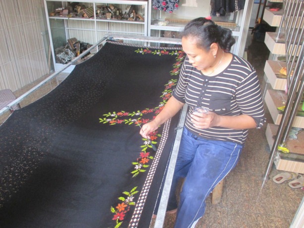 BATIK COLET: Perajin batik sedang mengerjakan batik colet. (M. NURKOZIM/RDR.BJN)