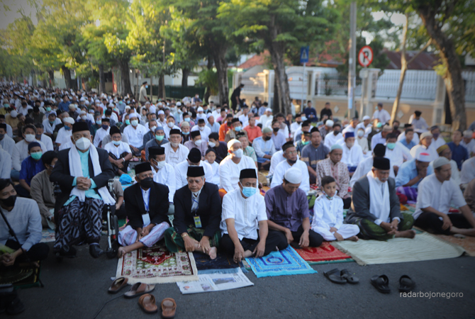 KHUSYUK: Jemaah mendengarkan khutbah usai Salat Id kemarin pagi di Jalan Teuku Umar. (M. NURKOZIM/RDR.BJN)