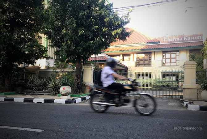 ASET DAERAH: Pintu Hotel GDK masih tertutup kemarin. Sejak Januari 2021, hotel milik pemkab ini ditutup karena merugi. (BHAGAS DANI PURWOKO/RDR.BJN)