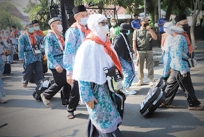 TAHAP AKHIR: Jemaah haji asal Bojonegoro saat berangkat. Minggu dan Senin nanti jemaah tiba. (Dokuemntasi RDR.BJN)