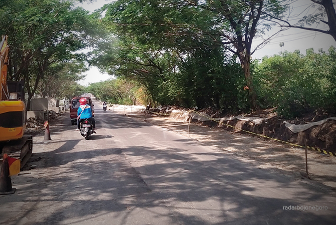 DILEBARKAN 1,5 METER: Pelebaran jalan berlangsung di Jalan Bojonegoro-Padangan, persisnya Desa Ngraho, Gayam. (M.NURCHOLIS/RDR.BJN)