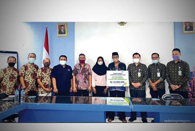 SANTUNAN: BPJamsostek Bojonegoro didampingi jajaran direksi PT Rukun Jaya Makmur berikan santunan kematian Rp 42 juta kepada peserta GN Lingkaran. (Istimewa For RDR.BJN)