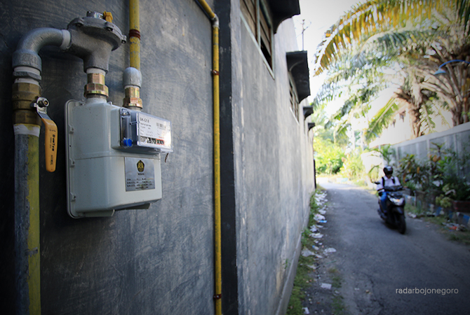 TARGETKAN TUNTAS NOVEMBER: Jargas yang terpasang di salah satu sambungan rumah. (ANJAR DWI P/RDR.LMG)