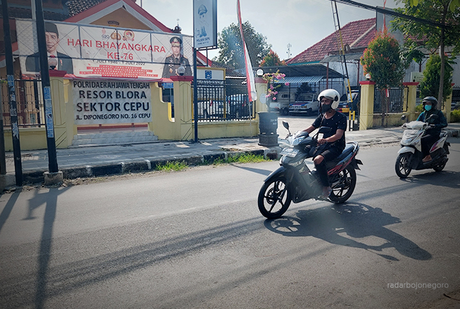 MARKAS: Mapolsek Cepu dengan bangunan sederhana. Banyak usulan agar Polsek Cepu ditingkatkan statusnya, mengingat banyak objek vital. (Lukman Hakim/RDR.BLORA)