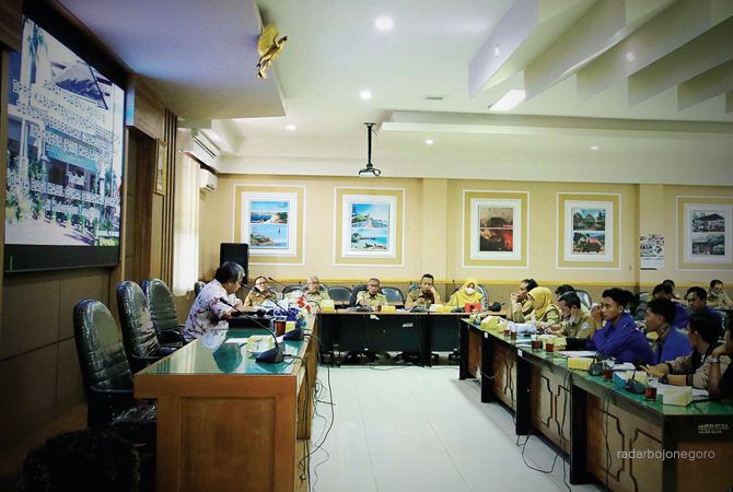 MENDENGARKAN ASPIRASI: Komisi B DPRD Lamongan saat melakukan hearing dengan Dinsos Lamongan, Dinas Ketahanan Pangan dan Pertanian, Asisten II, BPKAD, Bagian SDA, Kabag Hukum, Asuransi Jasindo, dan aktivis. (AHMAD ASIP ALAFI/RDR.LMG)