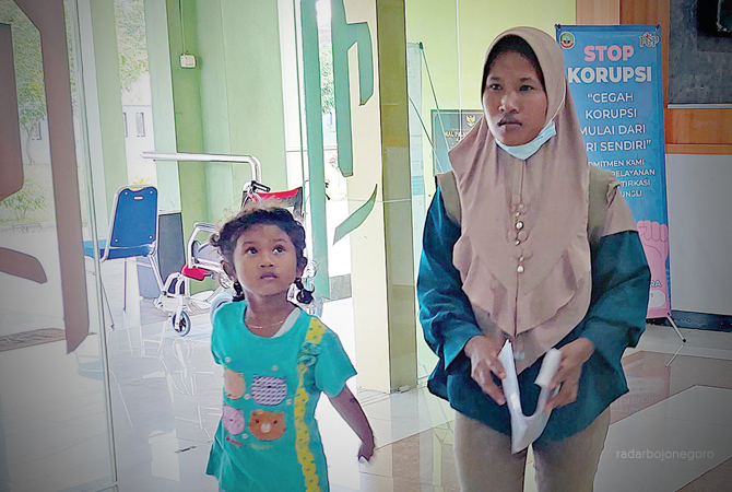 URUS DOKUMEN: Seorang ibu bersama anaknya di MPP Blora, mengurus dokumen kependudukan. Masih banyak tak paham manfaat KIA. (LUKMAN HAKIM/RDR.BLORA)