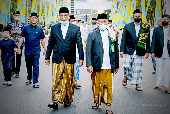 MAKNA BERKURBAN: Wakil Bupati Lamongan bersama Imam Salat Ied dan jajaran Forkopimda saat berangkat menuju Masjid Agung Lamongan kemarin (10/7). (DOKUMENTASI PROKOPIMKAB LAMONGAN FOR JAWA POS RADAR LAMONGAN)
