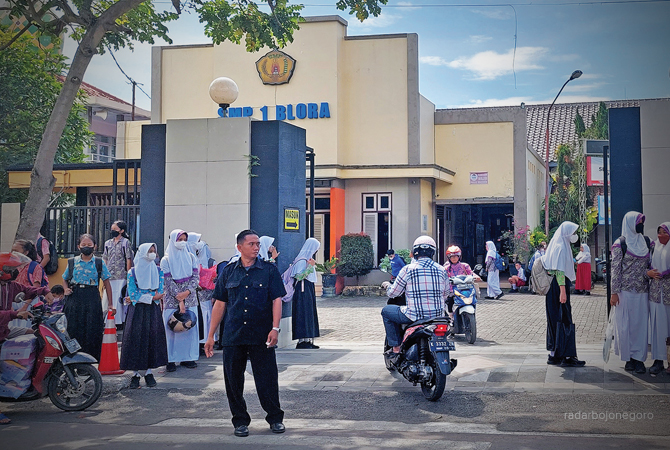 KURIKULUM ANYAR: Aktivitas para siswa SMPN 1 Blora menyambut tahun ajaran baru mulai Senin (18/7). Ada 97 SMPN akan menerapkan Kurikulum Merdeka. (Lukman Hakim/RDR.BlORA)