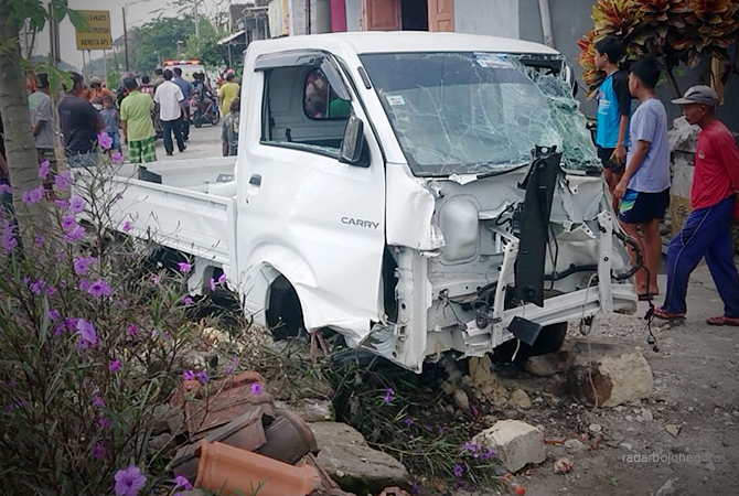 RUSAK PARAH: Mobil pikap yang tertabrak di perlintasan tanpa palang pintu di Desa/Kecamatan Pucuk. (M. GAMAL A/RDR.LMG)RUSAK PARAH: Mobil pikap yang tertabrak di perlintasan tanpa palang pintu di Desa/Kecamatan Pucuk. (M. GAMAL A/RDR.LMG)