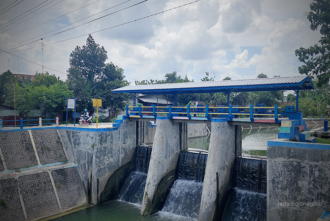 ALIRAN BENGAWAN: Check dam irigasi di Kecamatan Jepon masih difungsikan untuk mengontrol air. Pintu dibuka saat ketersediaan melimpah. (Lukman Hakim/RDR.BLORA)