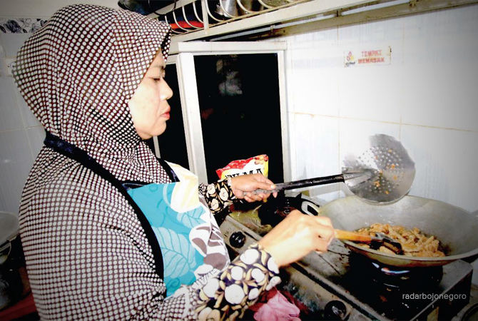 RENYAH: Iis Sumiarsih saat menunjukkan proses pembuatan kulit kerapu krispi hingga penyajiannya. (ANJAR DWI P/RDR.LMG)