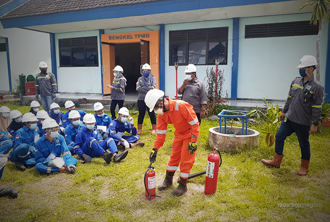 BELAJAR LUAR KELAS: Para siswa mendapat pelatihan keselamatan bertugas di sektor perminyakan. Jurusan ini sebelumnya banyak peminat. (Dokumentasi RDR.BJN)