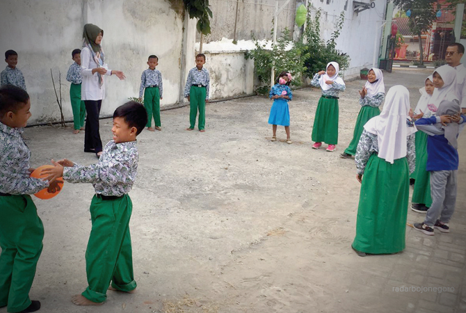 KESERUAN: MPLS di SDN Banjarejo 3 Kecamatan Kota. MPLS digabung siswa kelas 2 dan 3, karena tahun ini mendapat dua siswa baru. (M. IRVAN RAMADHAN/RDR.BJN)
