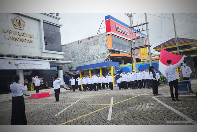 PERINGATI HARI PAJAK: Upacara di halaman Kantor Pajak Pratama (KPP) Lamongan kemarin (14/7). (Istimewa For RDR.LMG)