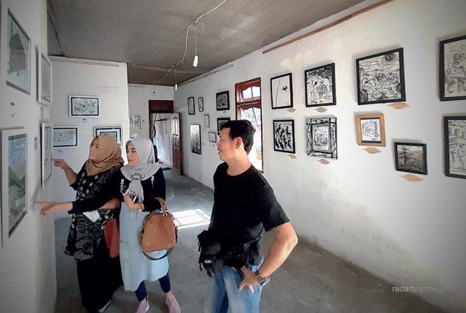 PAMER KARYA: Pengunjung Bale Parawangsa sedang menikmati berbagai karya seni di pameran fotografi, puisi, dan tunggal lukisan. (Bhagas Dani Purwoko/RDR.BJN)