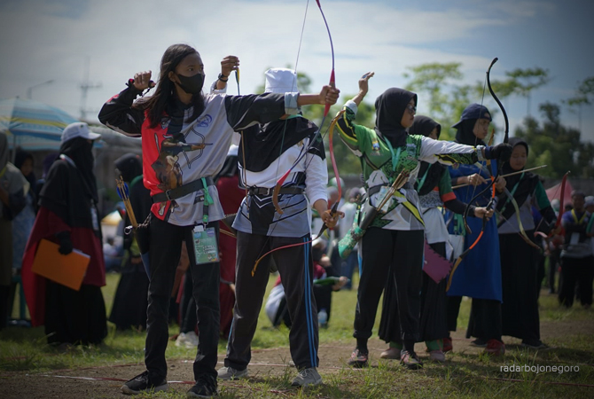 SANG DEMOKRAT: Zahwa (kiri) beradu ketangkasan memanah dengan cepat. Zahwa masih kelas lima SD, tapi mampu meraih medali emas menghadapi atlet SMA. (IRVAN RAMADHAN/RDR.BJN)