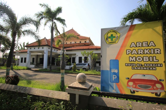 BUTUH PERLUASAN: Lahan parkir di RSUD dr Soegiri yang penuh, membuat pihak manajemen menjadikan Gedung Korpri sebagai alternatif.  (ANJAR DWI PRADIPTA/RDR.LMG )