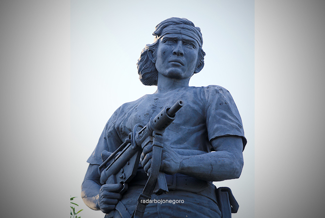 TAK JADI DIPINDAH: Patung Kadet Soewoko di Jalan Panglima Sudirman Lamongan. (ANJAR DWI P/RDR.LMG)