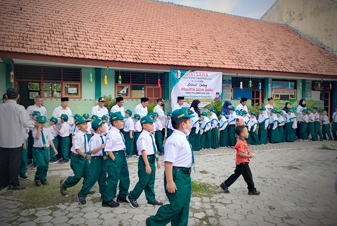 BERBASIS AGAMA: Siswa MI sedang mengikuti kegiatan di sekolah. Pendidikan berbasis agama lebih diminati wali siswa. (BHAGAS DANI PURWOKO/RDR.BJN)