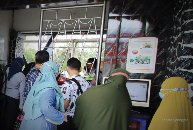 ANTRI: Calon penumpang di pintu keberangkatan Stasiun Lamongan. (ANJAR DWI P/RDR.LMG)