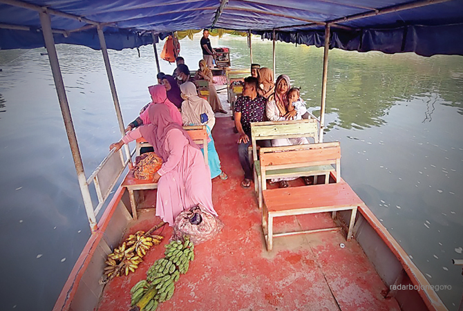 ADA TEMPAT DUDUK: Perahu penyeberangan di Desa Ngelo, Kecamatan Margomulyo ini mengangkut penumpang menuju Kradenan, Blora. (Lukman Hakim/RDR.BJN)