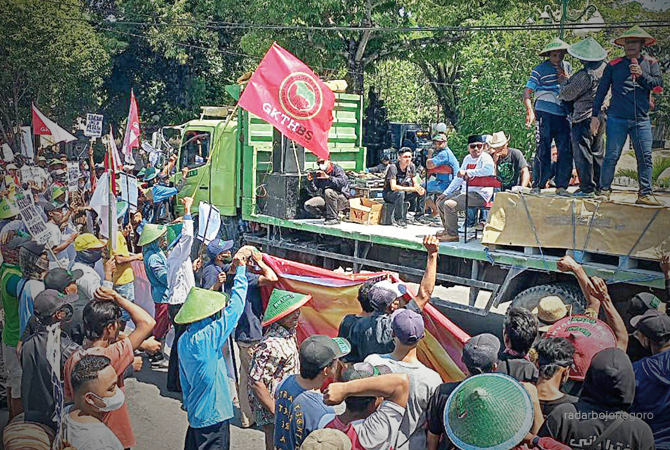PETANI HUTAN: Ratusan petani hutan selatan geruduk kantor DPRD Blora suarakan penerapan KHDPK. (Lukman Hakim/RDR.BLORA)