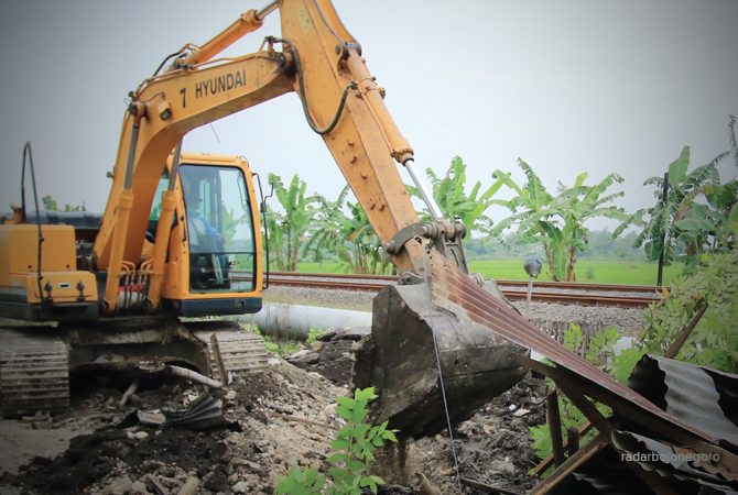 DATANGKAN ALAT BERAT: Pembongkaran 12 lapak PKL yang berdiri di lahan BBPJN - PT KAI. (ANJAR DWI P/RDR.LMG)
